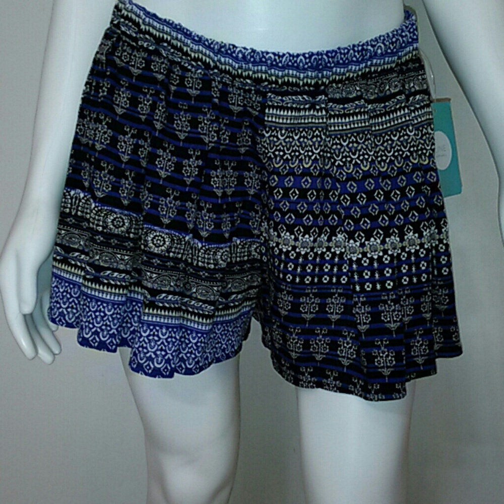 NWT -r. 2. d.- Paisley Floral Shorts